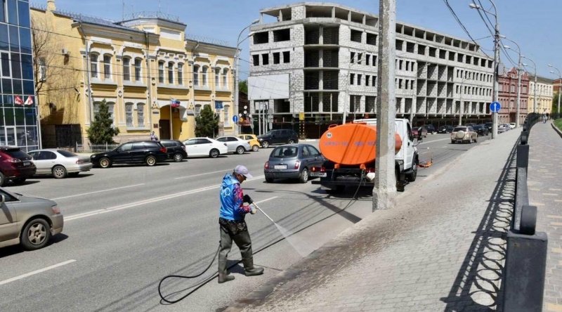 АСТРАХАНЬ. В Астрахани приводят в порядок откосы кремля