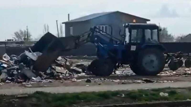 АСТРАХАНЬ. В Астрахани сняли на видео тракториста «Экоцентра», устроившего свалку
