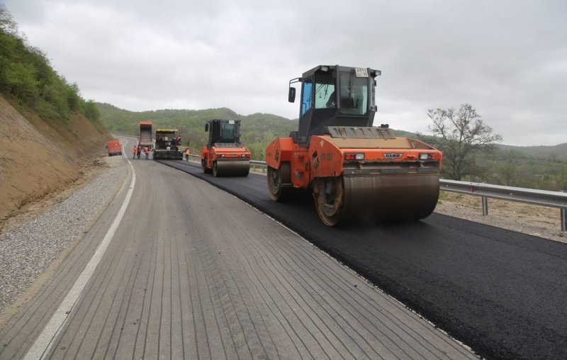 ЧЕЧНЯ. На границе с Дагестаном проводят ремонт около 4 км автодороги