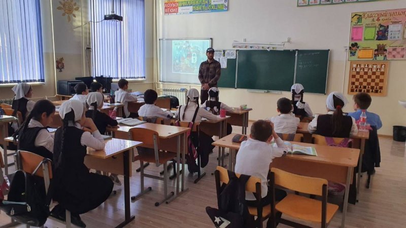 ЧЕЧНЯ. В А.-Мартановском районе для школьников, родителей и учителей прошел урок «Безопасный интернет»