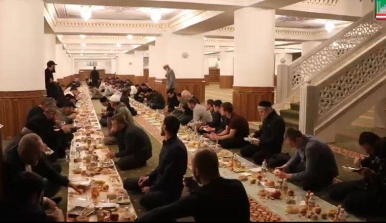 ЧЕЧНЯ. В мечети "Сердце Чечни" прошел коллективный Ифтар