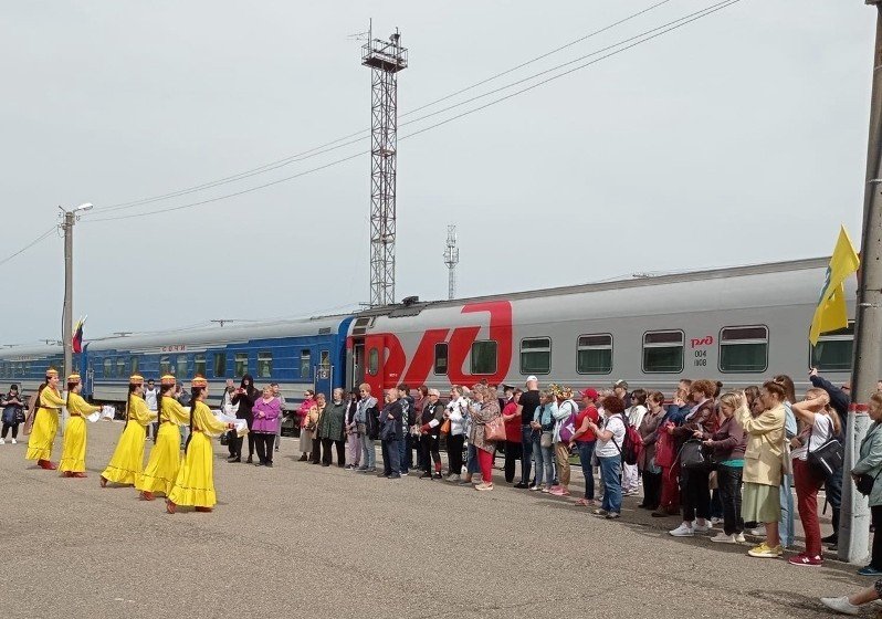 КАЛМЫКИЯ. На Фестиваль тюльпанов прибыл второй железнодорожный круиз