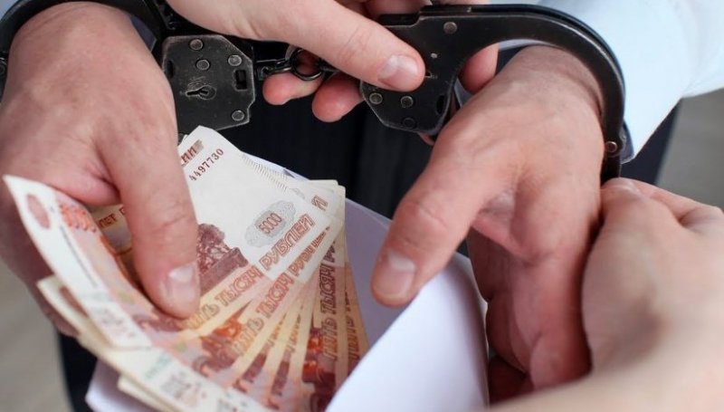КРАСНОДАР. В Новороссийске полицейский, подозреваемый во взяточничестве, выбрасывал деньги из машины