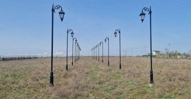 КРЫМ. В соцсетях возмутились фото воинского кладбища в Феодосии, на месте которого только фонарные столбы