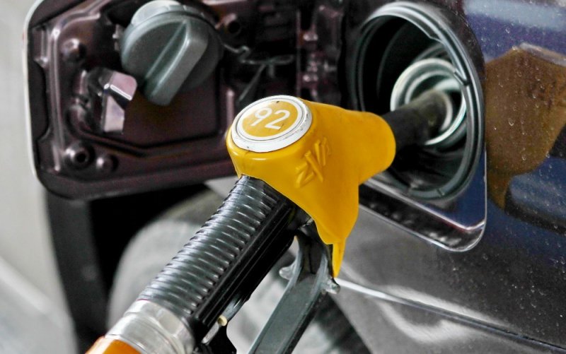 Росстат зафиксировал снижение цен на автомобильное топливо шестую неделю подряд