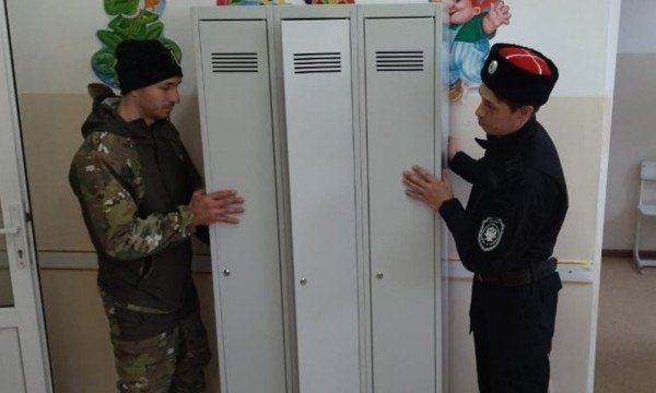РОСТОВ. Шахтинские казаки установили мебель в Детской городской больнице