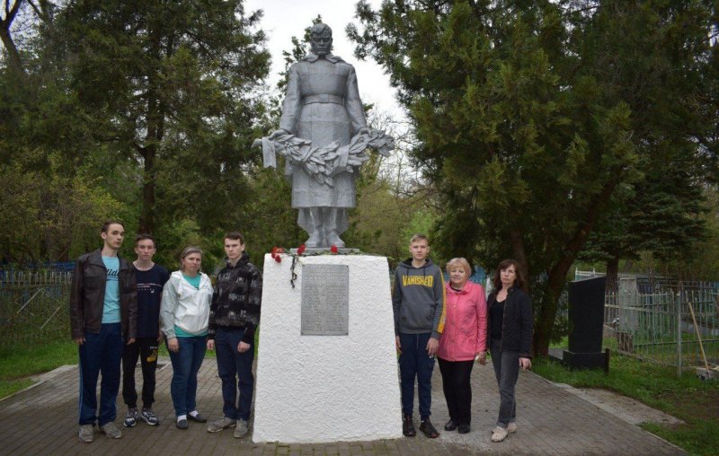 РОСТОВ. Волонтёры Зерноградской спецшколы-интерната навели порядок на братском захоронении
