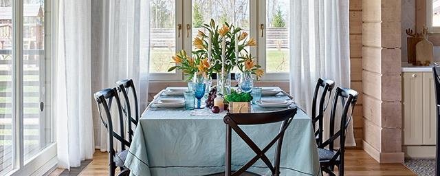 Скатерть на обеденном столе создаст особую атмосферу праздника в столовой или на кухне