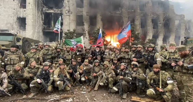 УКРАИНА. Чеченские бойцы подняли победное знамя над Мариуполем