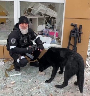 УКРАИНА. Чеченские бойцы в зоне проведения спецоперации  спасают и кормят собак