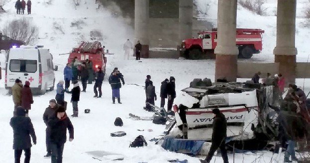 В Подмосковье рейсовый автобус рухнул с моста: есть погибшие