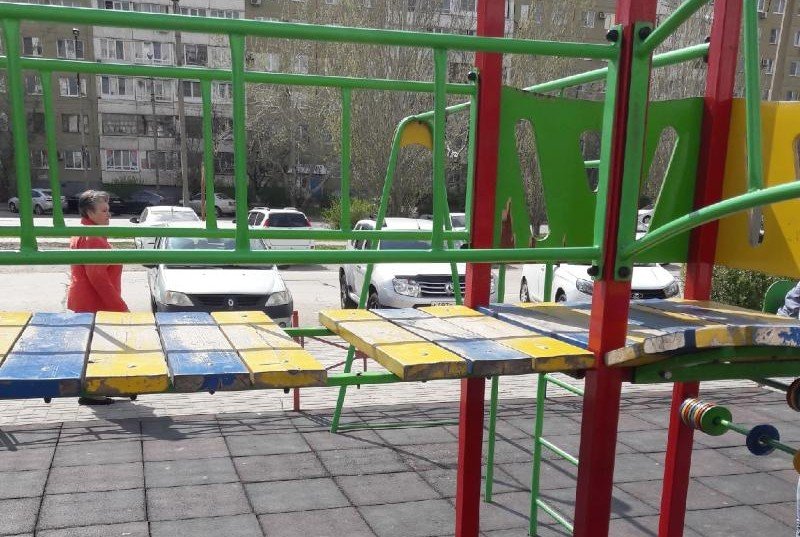 ВОЛГОГРАД. 3-летняя девочка едва не сломала ногу на площадке в Волжском