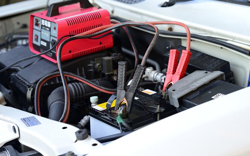 Как заряжать разряженный автомобильный аккумулятор зарядным устройством