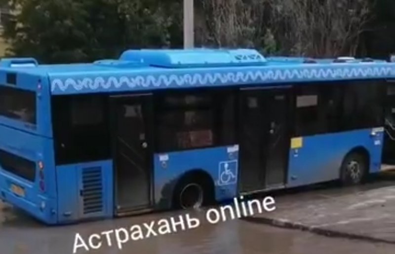 АСТРАХАНЬ. В микрорайоне Бабаевского автобус №25 провалился в яму