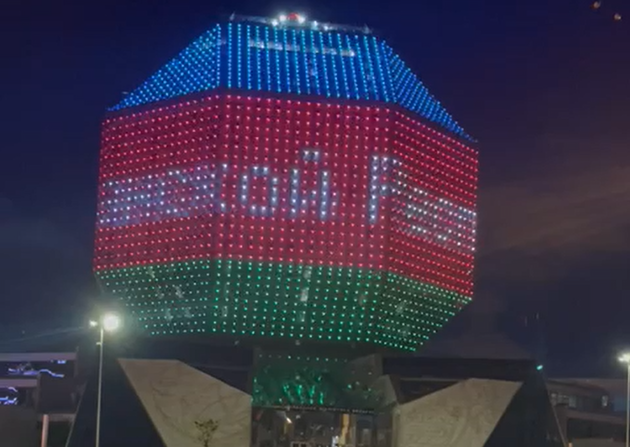 АЗЕРБАЙДЖАН. На здании Национальной библиотеки Беларуси размещена видеопроекция по Дню независимости Азербайджана (ВИДЕО)