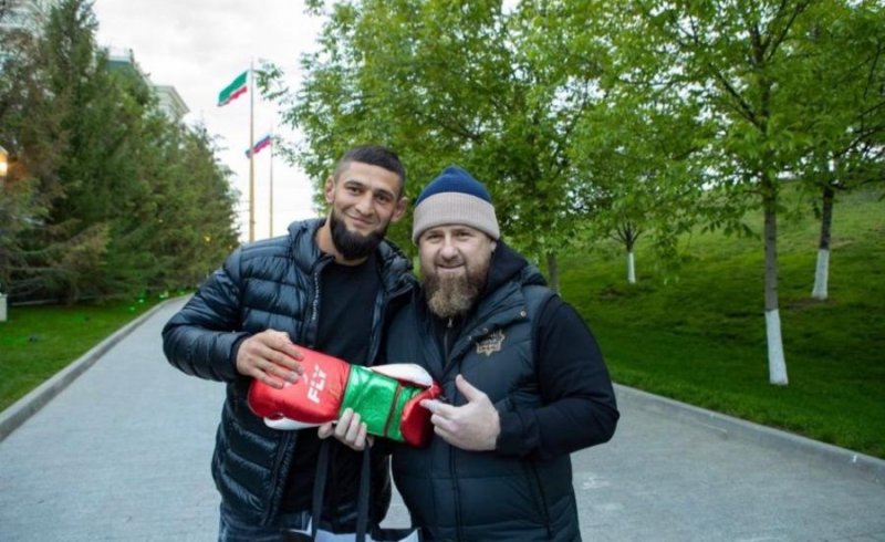 ЧЕЧНЯ. Хамзат Чимаев подарил Рамзану Кадырову памятную спортивную экипировку
