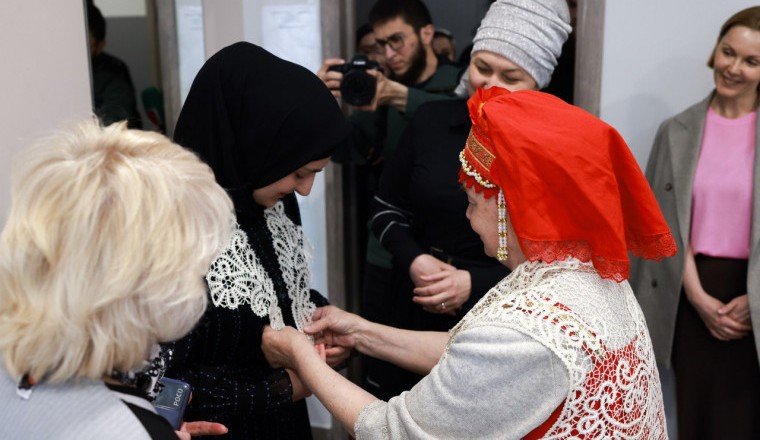 ЧЕЧНЯ. Министр культуры ЧР А. Кадырова посетила культурный центр «Сайдаш»