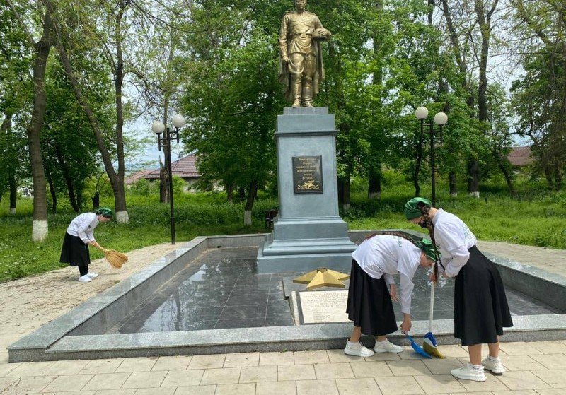ЧЕЧНЯ. В Грозном продолжают приводить в порядок мемориалы и памятники участникам ВОВ