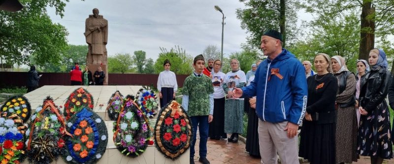 ЧЕЧНЯ. В Наурском районе возложили цветы к памятникам Великой Отечественной войны