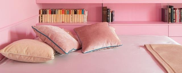 Идеальным решением для спальни станет розовый цвет