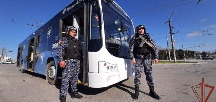 КРЫМ. В Севастополе двое дебоширов устроили скандал в троллейбусе