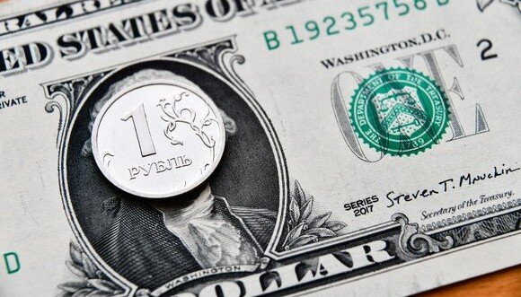 Курс доллара на Мосбирже опустился ниже 71 рубля