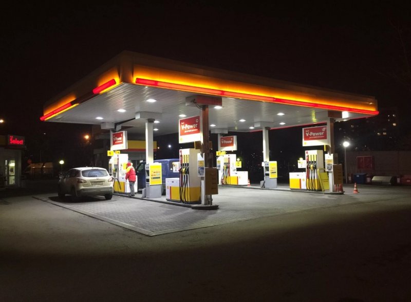 Shell начала закрывать свои заправки в России