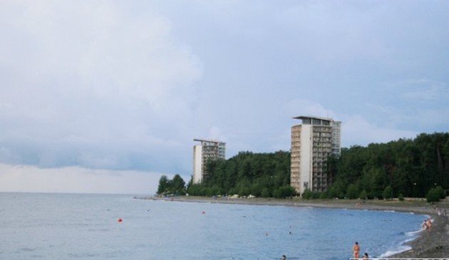АБХАЗИЯ. Российские военные расчистили от мусора пляжи в Абхазии