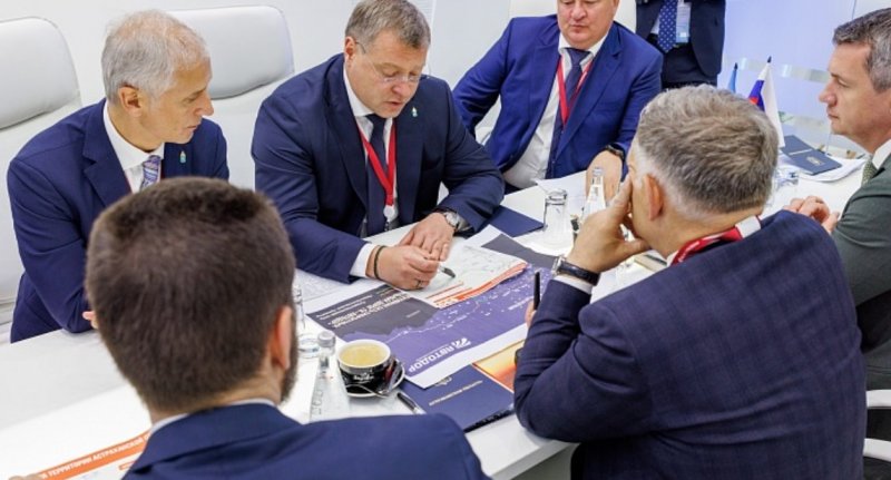 АСТРАХАНЬ. Астраханский губернатор обсудил на ПМЭФ-2022 реконструкцию трассы Р-22 «Каспий»