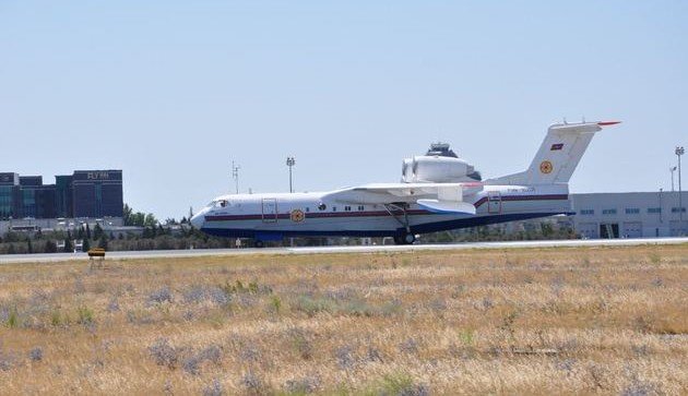 АЗЕРБАЙДЖАН. Тушивший лесные пожары в Турции самолет-амфибия МЧС вернулся в Азербайджан