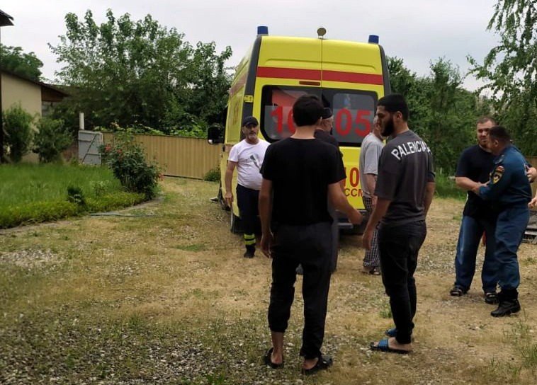 ЧЕЧНЯ. Пожарные МЧС и медики оказали помощь женщине, получившей травму ноги