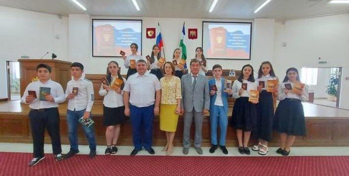 КБР. 11 лучших учеников Баксана стали полноправными гражданами страны