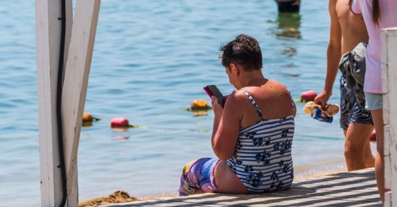 КРЫМ. Эксперт обозначил главные пляжные угрозы для смартфона