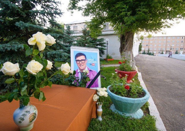 Поклонники Юрия Шатунова возложили к гробу певца две тонны роз