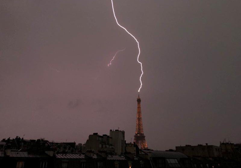 В Париже молния попала в Эйфелеву башню