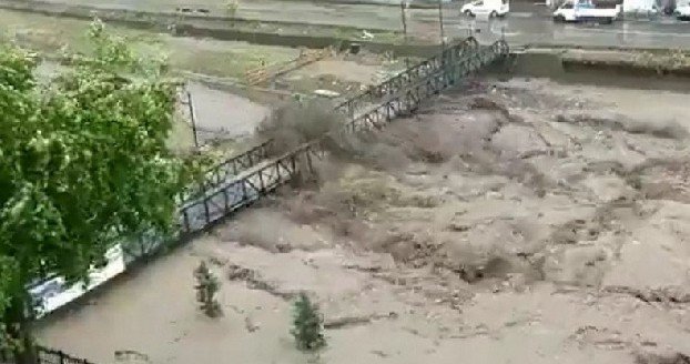 В Турции реки вышли из берегов, размыты дороги