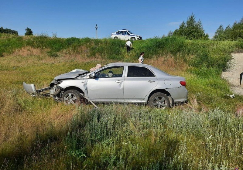 ВОЛГОГРАД. В Волгоградской области иномарка вылетела с дороги: пострадал водитель