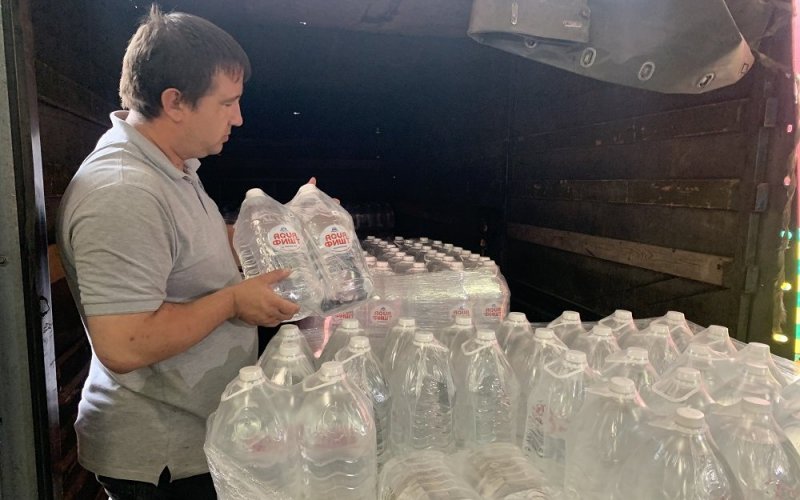 АДЫГЕЯ. «Единая Россия» отправила из Адыгеи 10 тонн воды для военных на Донбассе