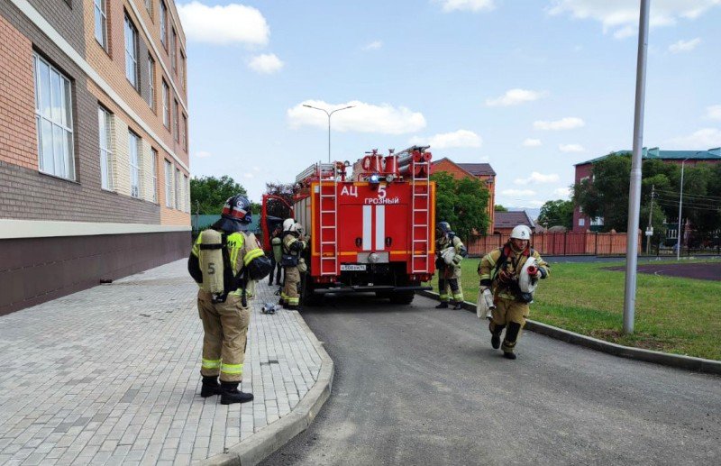 ЧЕЧНЯ. Пожарные провели тренировку в грозненской общеобразовательной школе