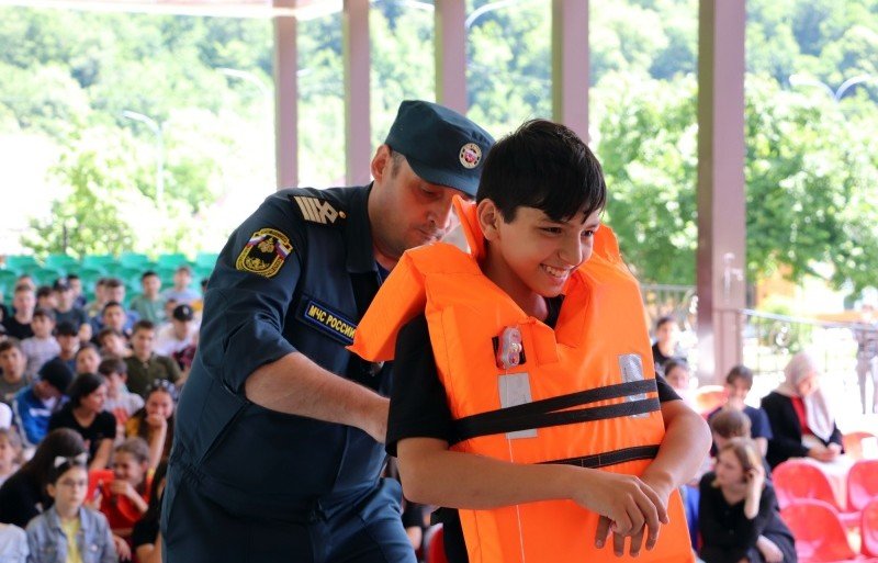 ЧЕЧНЯ. Сотрудники МЧС провели в детских лагерях уроки безопасности на водоемах (ВИДЕО)