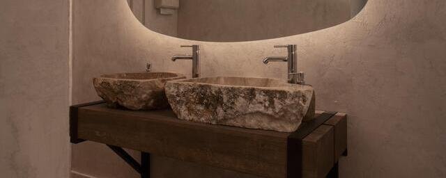 Дизайнеры показали, как совместить камень и дерево в ванной комнате