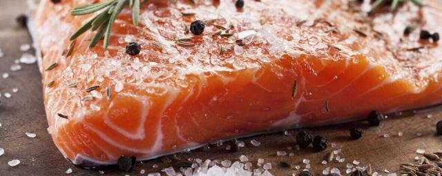 Кардиолог Бокерия: Нужно съесть кусочек соленой рыбы при резком понижении давления