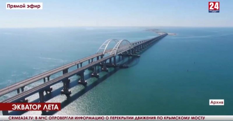 КРЫМ. На Крымском мосту для туристов волонтёры устроили праздник