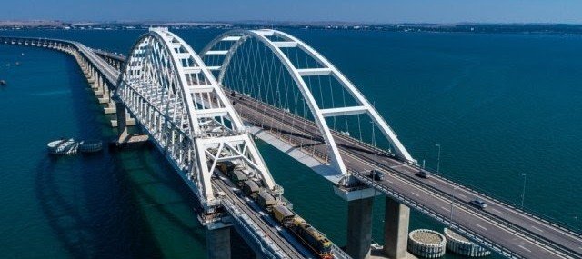 Арестович заявил, что Украина может атаковать Крымский мост