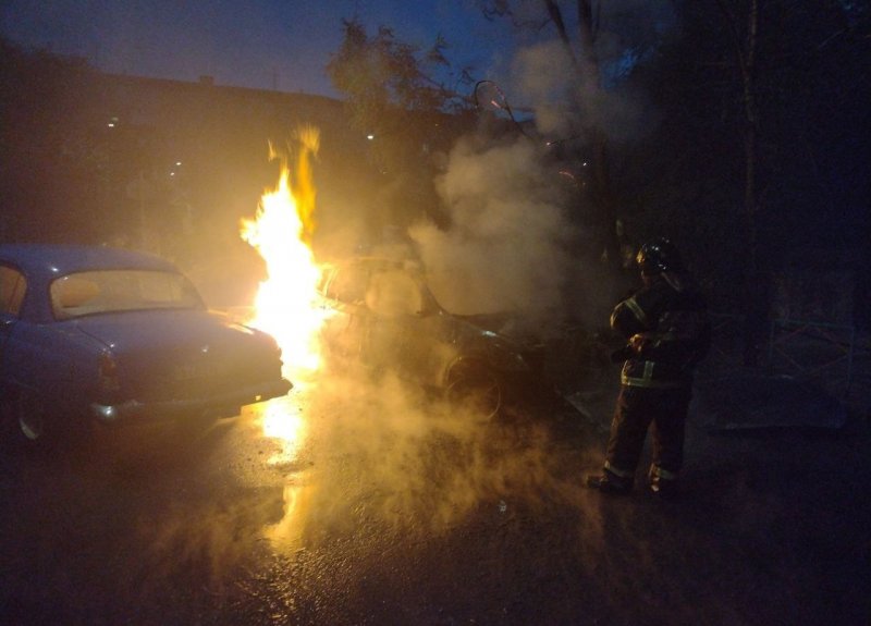 ВОЛГОГРАД. В центре Волгограда  от огня пострадали два автомобиля