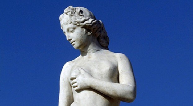 Женщина превратилась в живую статую из-за редкого заболевания