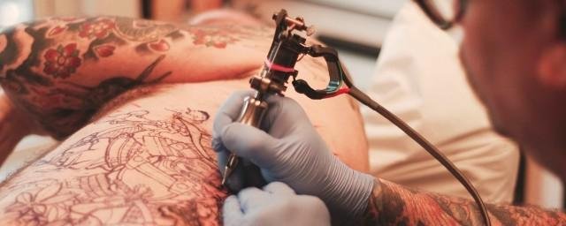 Американские учёные обнаружили в составе пигментов для татуировок потенциально канцерогенные частицы
