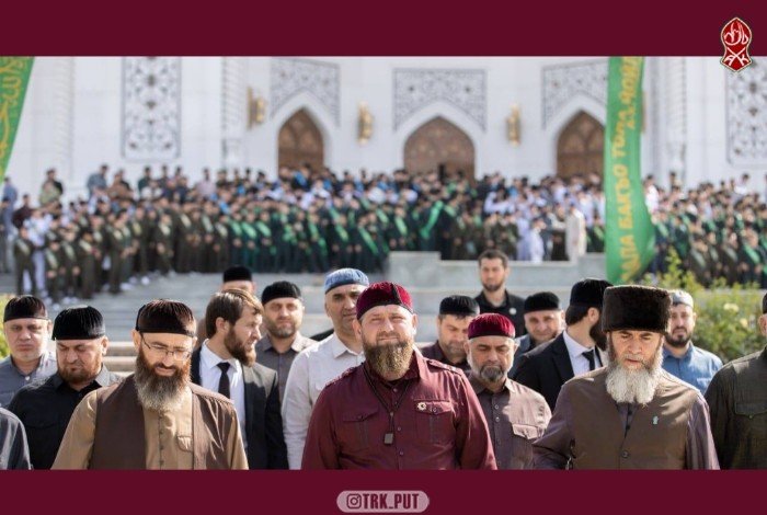 ЧЕЧНЯ. Рамзан Кадыров вручил выпускникам школ хафизов свидетельства об успешном окончании обучения