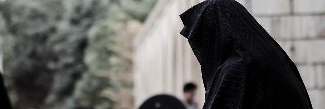 ЧЕЧНЯ. В Чечне задержали «колдунью» в хиджабе, подсыпающую что-то под чужую дверь