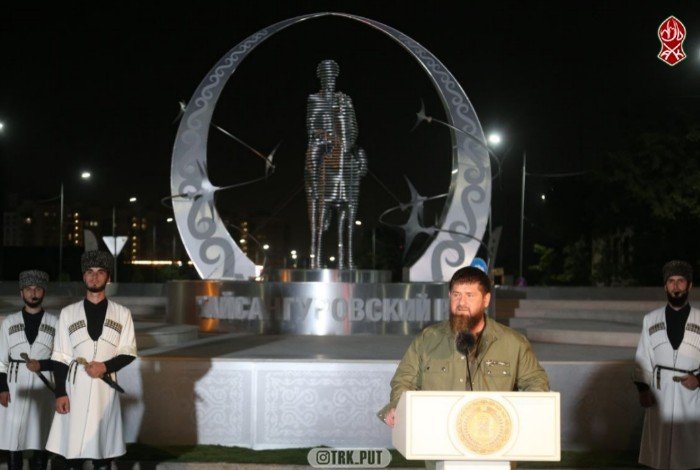ЧЕЧНЯ. В Грозном открыли памятник герою чеченского народа Байсангуру Беноевскому